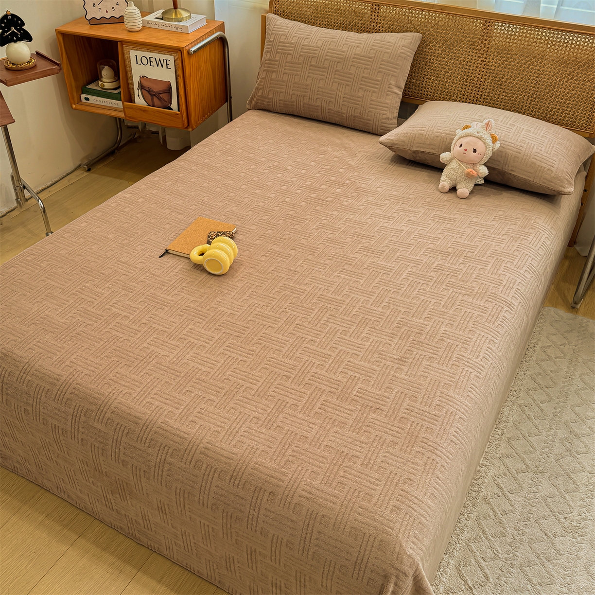 91家纺网 家纺一手货源 找家纺 灰鲸 2025新款纯色雕花牛奶绒床单单品床单床单单件 糖果格-摩卡