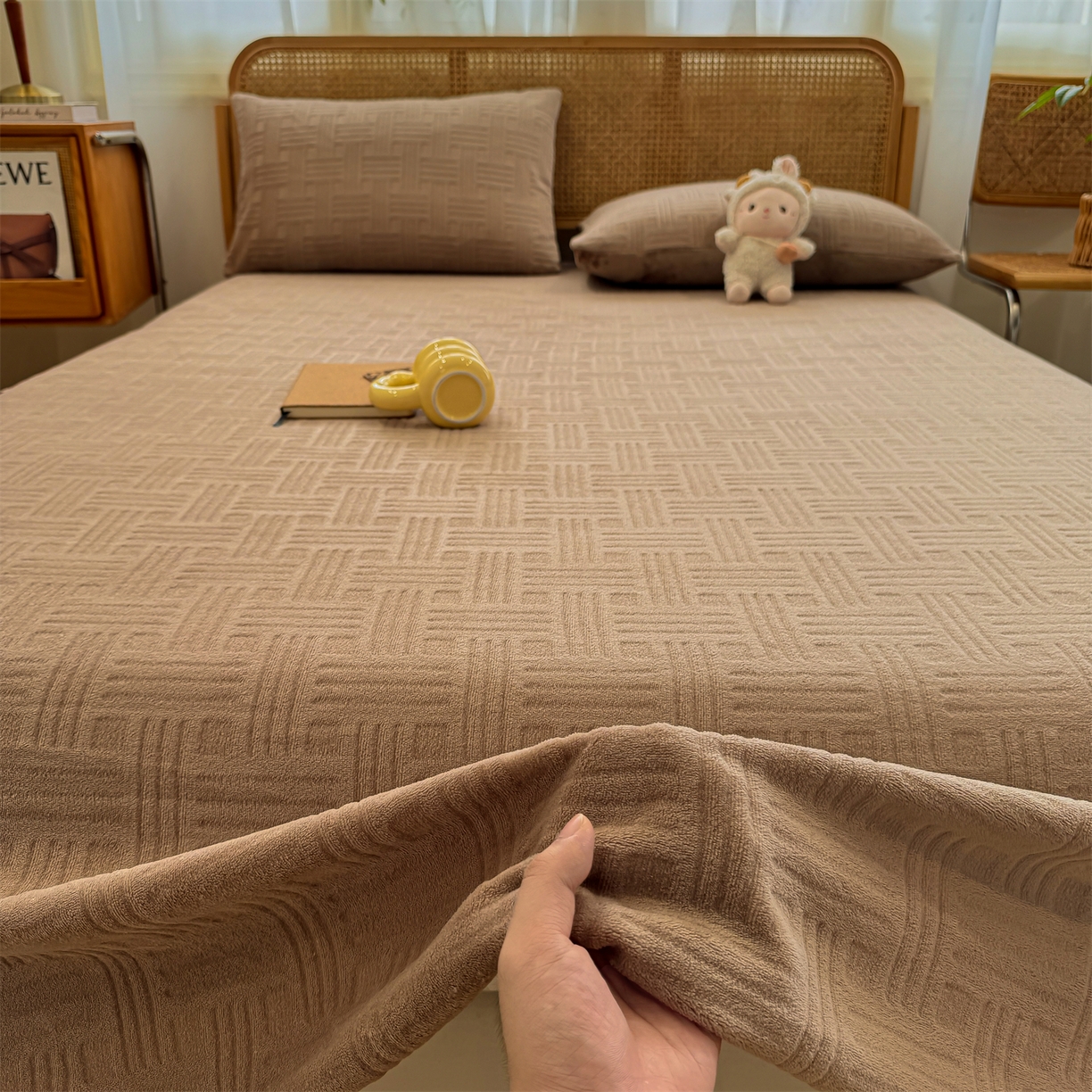 91家纺网 家纺一手货源 找家纺 灰鲸 2025新款纯色雕花牛奶绒床单单品床单床单单件 糖果格-摩卡