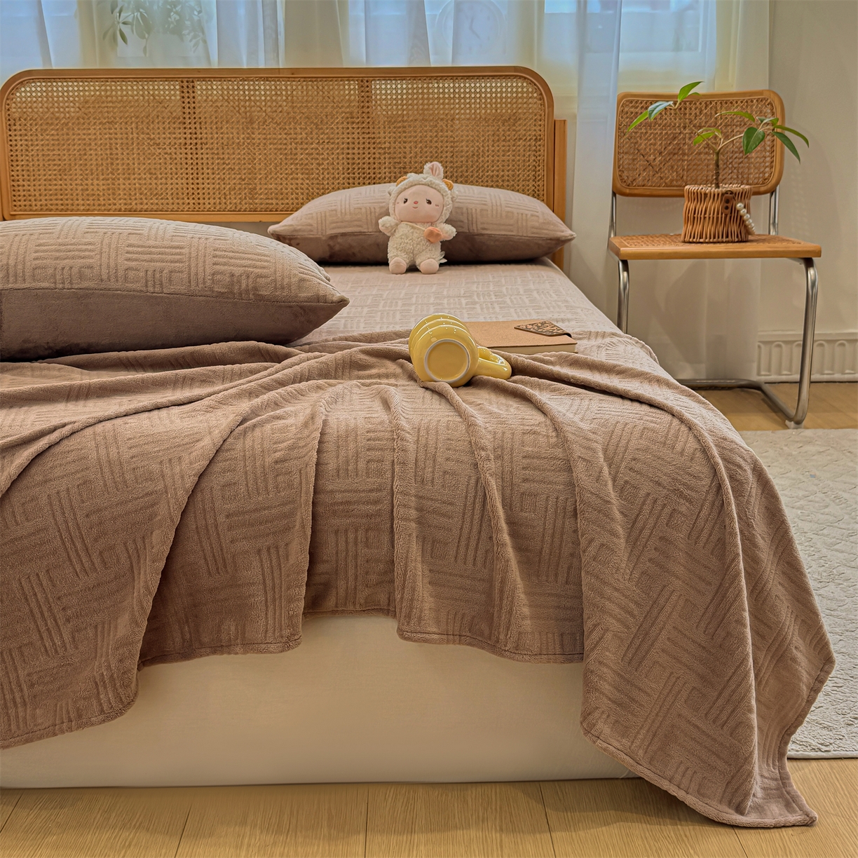 91家纺网 家纺一手货源 找家纺 灰鲸 2025新款纯色雕花牛奶绒床单单品床单床单单件 糖果格-摩卡