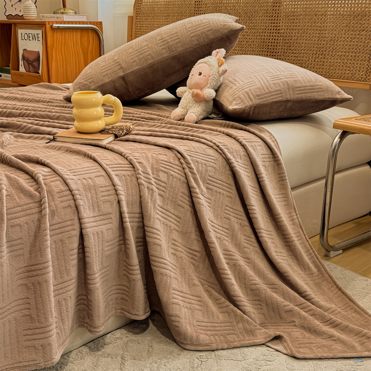 91家纺网 家纺一手货源 找家纺 灰鲸 2025新款纯色雕花牛奶绒床单单品床单床单单件 糖果格-摩卡