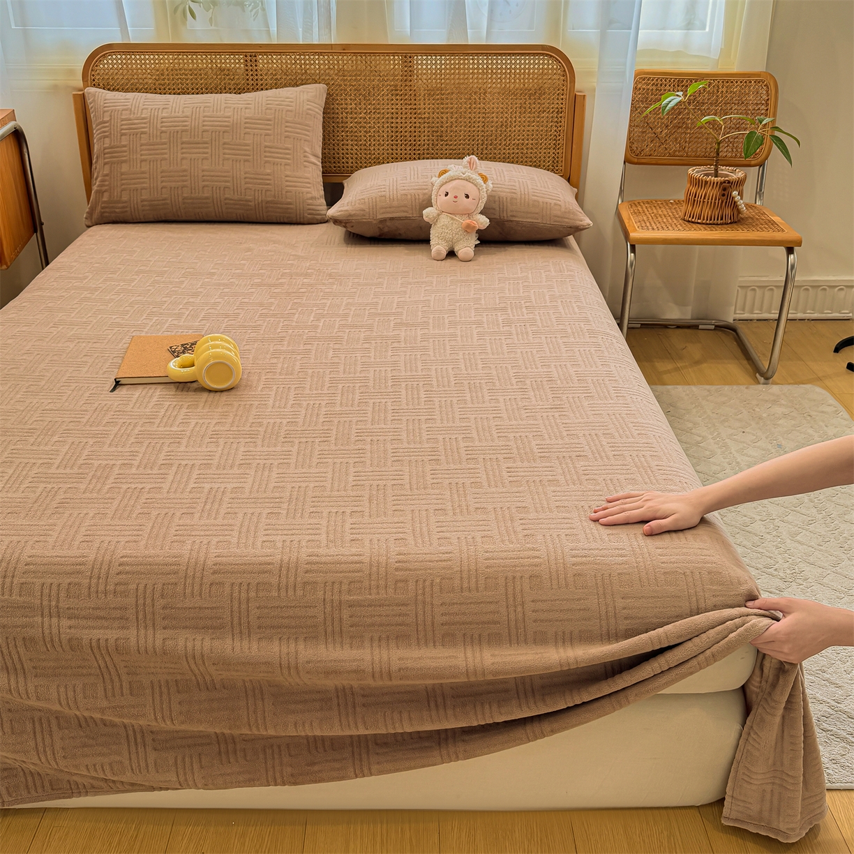 91家纺网 家纺一手货源 找家纺 灰鲸 2025新款纯色雕花牛奶绒床单单品床单床单单件 糖果格-摩卡