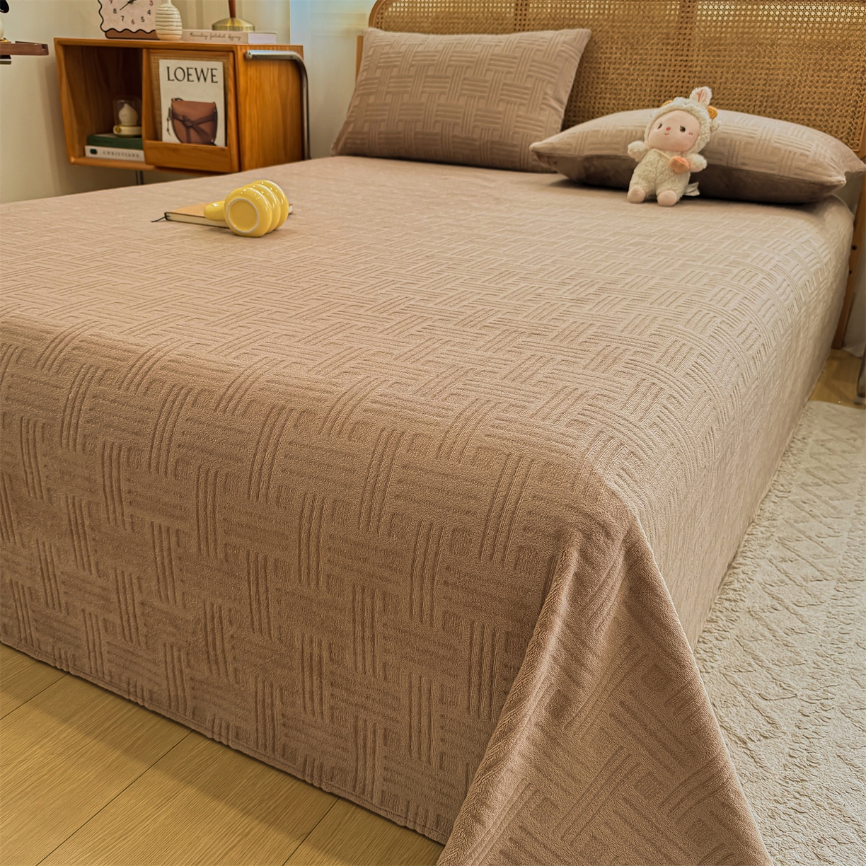 91家纺网 家纺一手货源 找家纺 灰鲸 2025新款纯色雕花牛奶绒床单单品床单床单单件 糖果格-摩卡