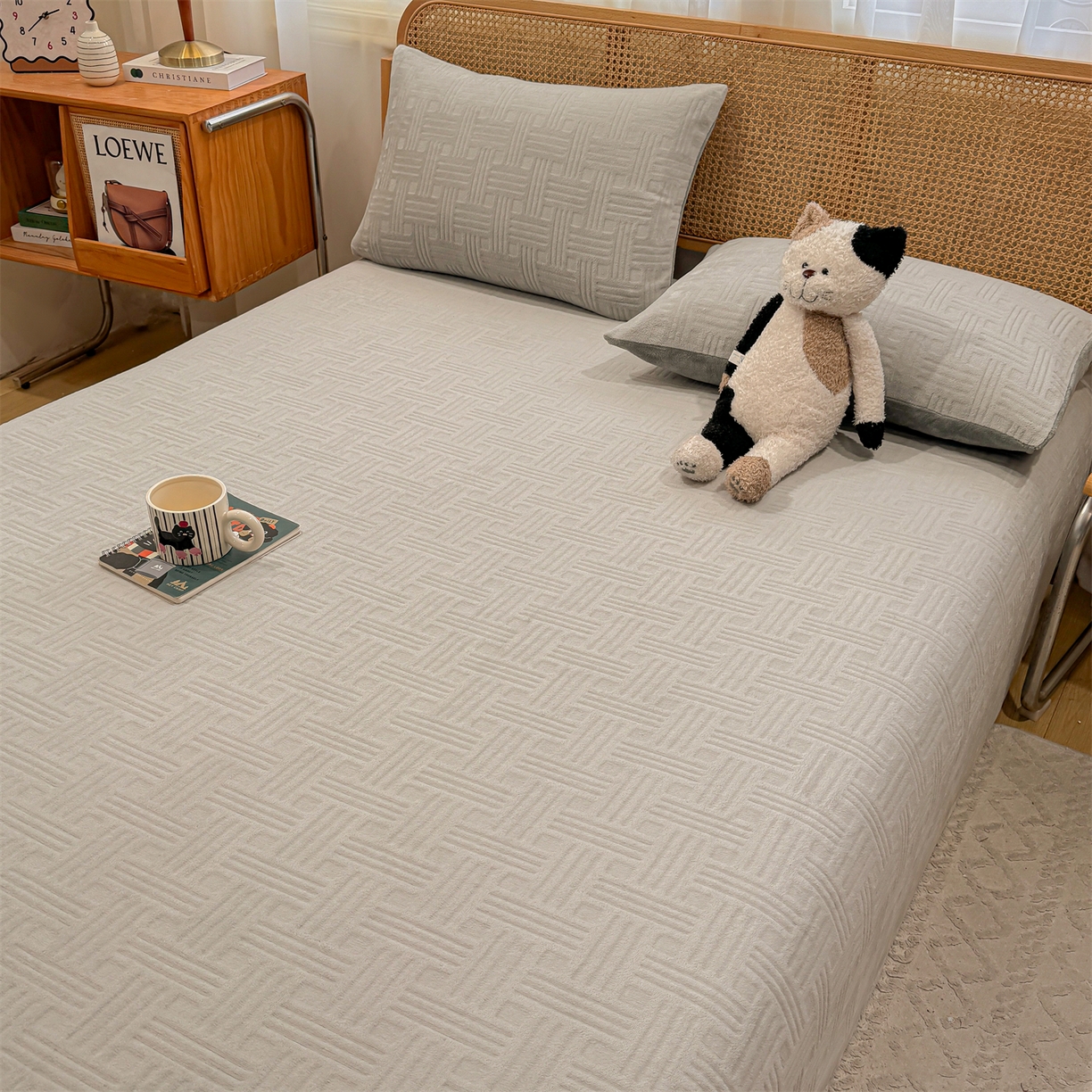 91家纺网 家纺一手货源 找家纺 灰鲸 2025新款纯色雕花牛奶绒床单单品床单床单单件 糖果格-纳多灰