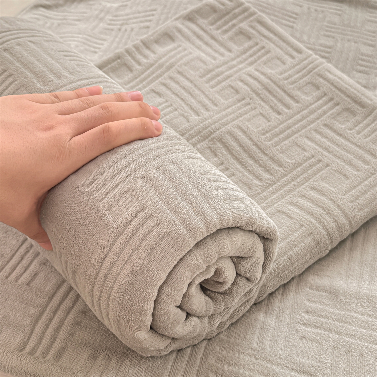 91家纺网 家纺一手货源 找家纺 灰鲸 2025新款纯色雕花牛奶绒床单单品床单床单单件 糖果格-纳多灰