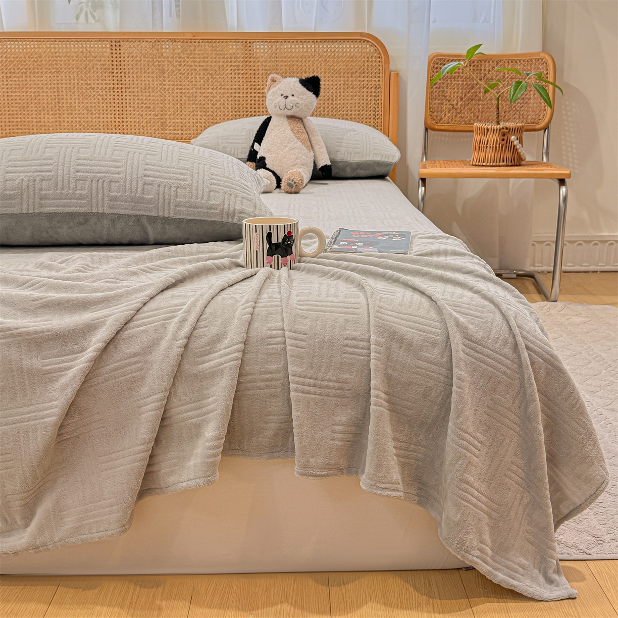 91家纺网 家纺一手货源 找家纺 灰鲸 2025新款纯色雕花牛奶绒床单单品床单床单单件 糖果格-纳多灰