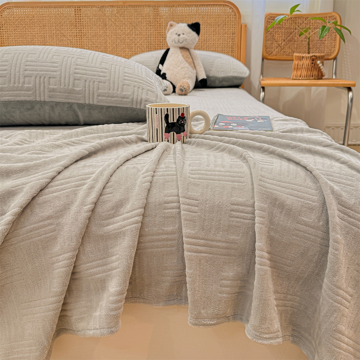 91家纺网 家纺一手货源 找家纺 灰鲸 2025新款纯色雕花牛奶绒床单单品床单床单单件 糖果格-纳多灰