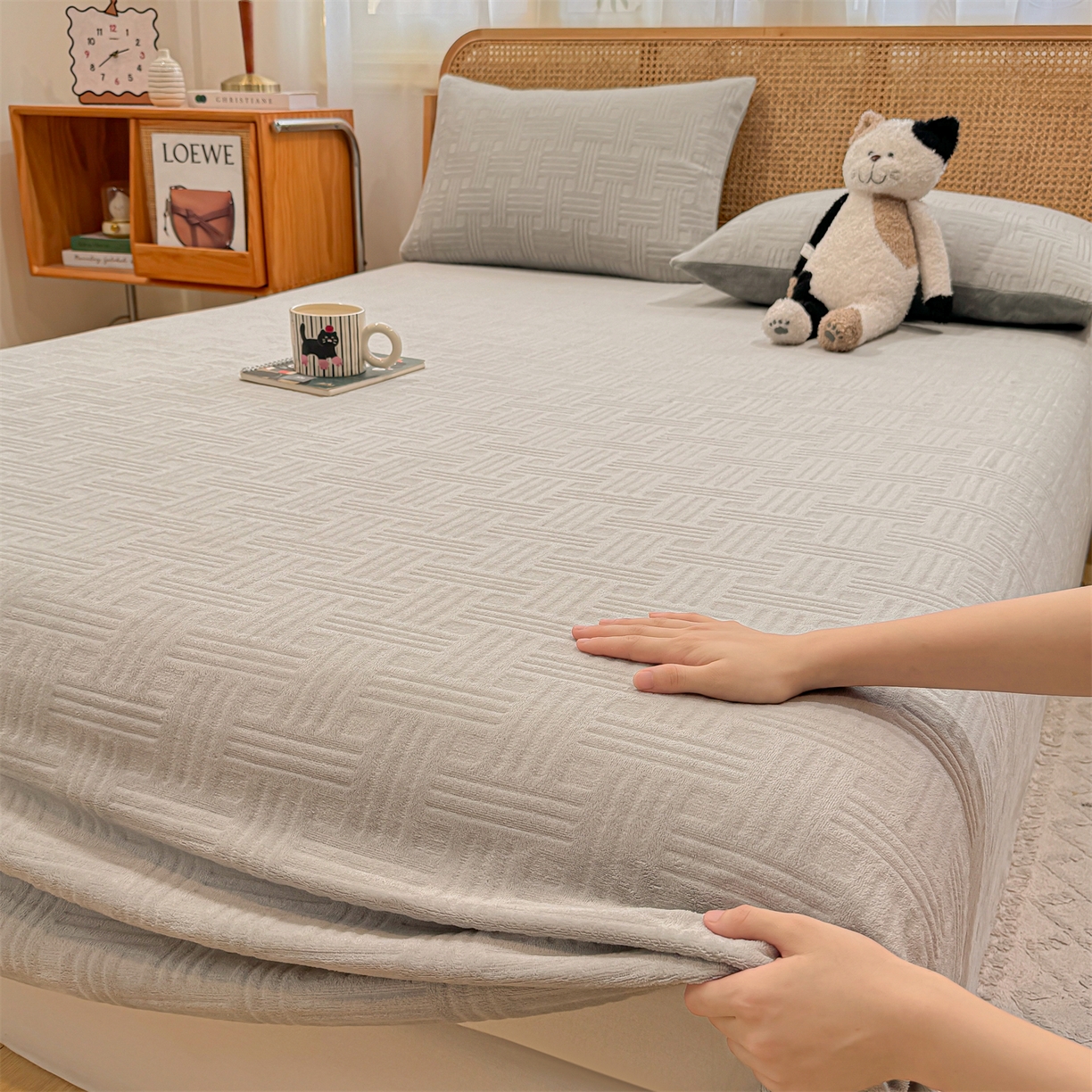 91家纺网 家纺一手货源 找家纺 灰鲸 2025新款纯色雕花牛奶绒床单单品床单床单单件 糖果格-纳多灰