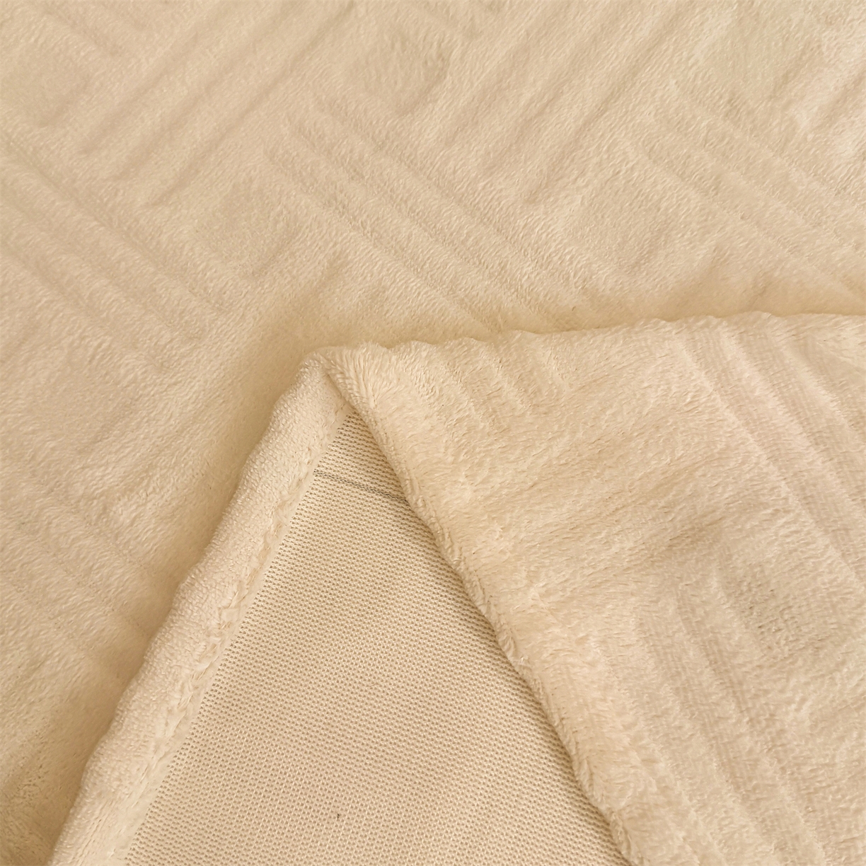 91家纺网 家纺一手货源 找家纺 灰鲸 2025新款纯色雕花牛奶绒床单单品床单床单单件 糖果格-奶昔白