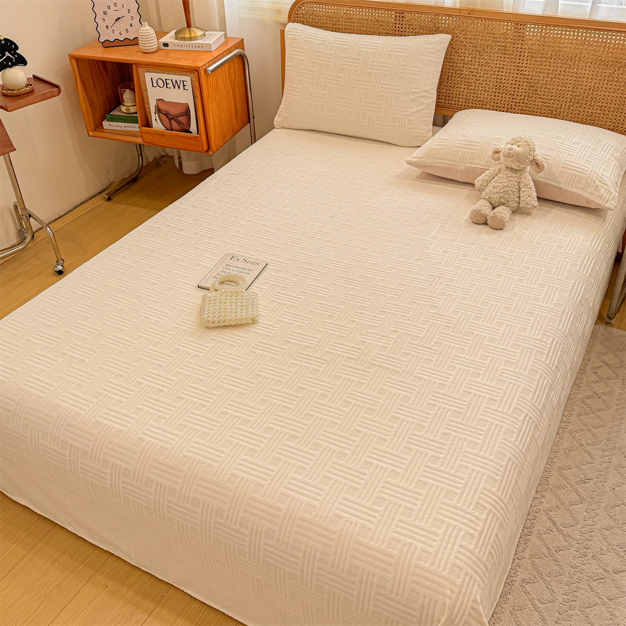 91家纺网 家纺一手货源 找家纺 灰鲸 2025新款纯色雕花牛奶绒床单单品床单床单单件 糖果格-奶昔白