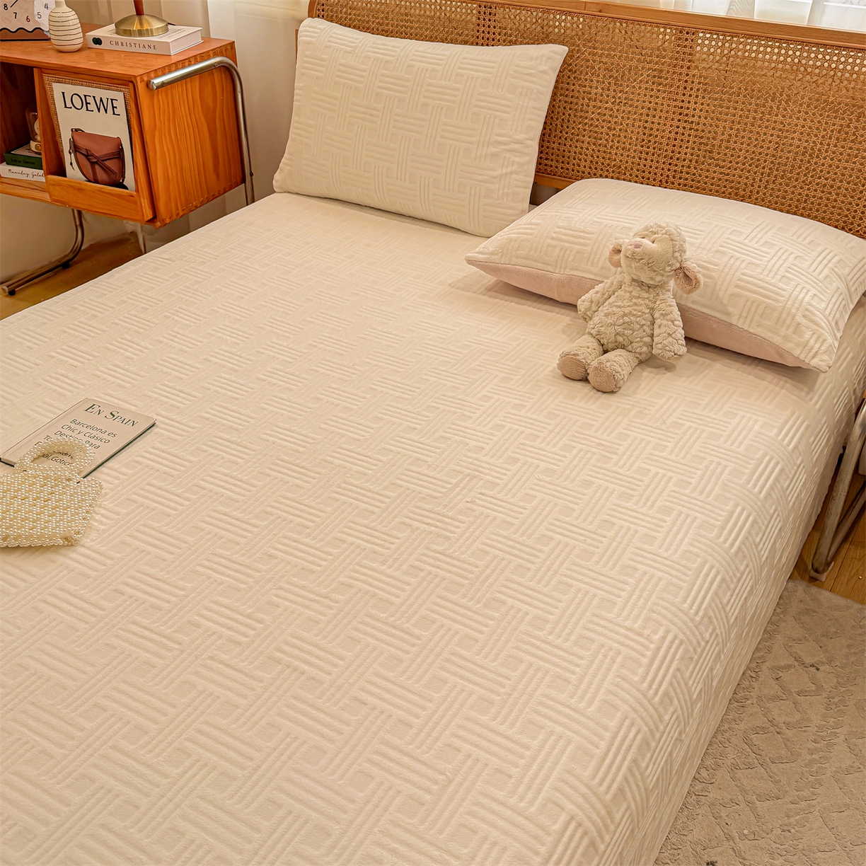 91家纺网 家纺一手货源 找家纺 灰鲸 2025新款纯色雕花牛奶绒床单单品床单床单单件 糖果格-奶昔白