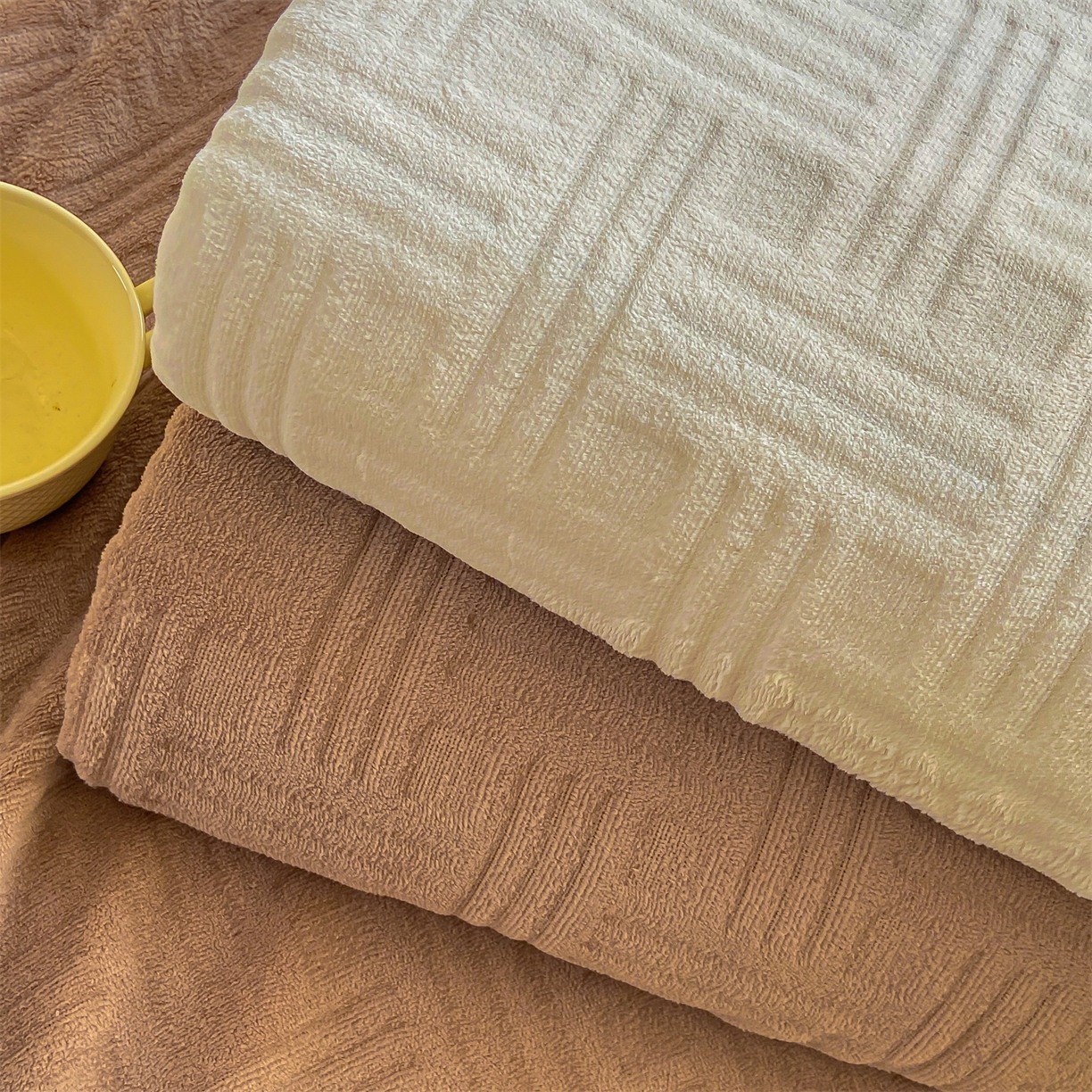 91家纺网 家纺一手货源 找家纺 灰鲸 2025新款纯色雕花牛奶绒床单单品床单床单单件 糖果格-奶昔白