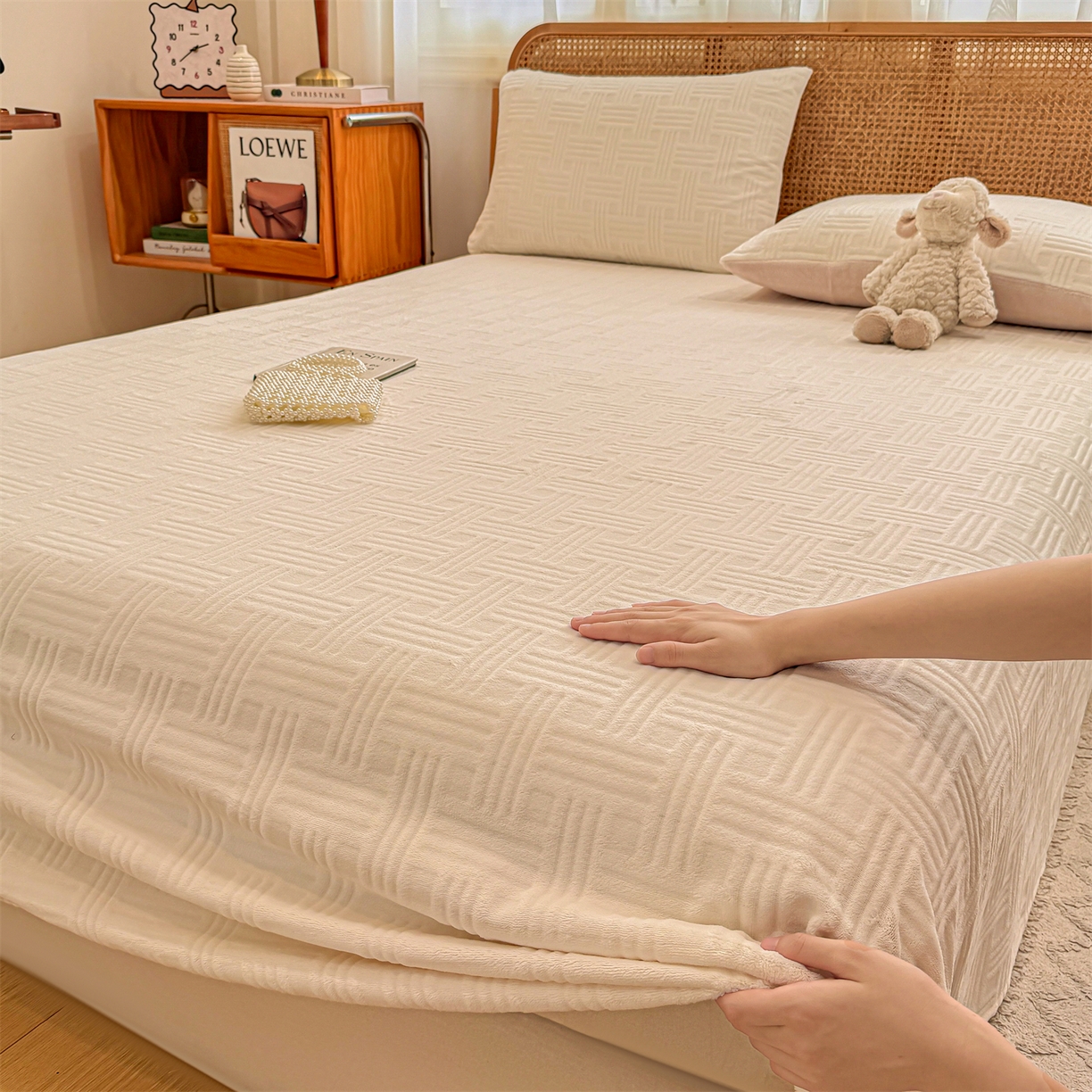 91家纺网 家纺一手货源 找家纺 灰鲸 2025新款纯色雕花牛奶绒床单单品床单床单单件 糖果格-奶昔白