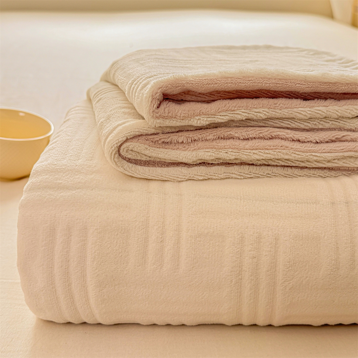 91家纺网 家纺一手货源 找家纺 灰鲸 2025新款纯色雕花牛奶绒床单单品床单床单单件 糖果格-奶昔白