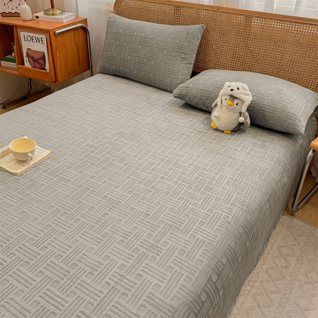 91家纺网 家纺一手货源 找家纺 灰鲸 2025新款纯色雕花牛奶绒床单单品床单床单单件 糖果格-绅士灰