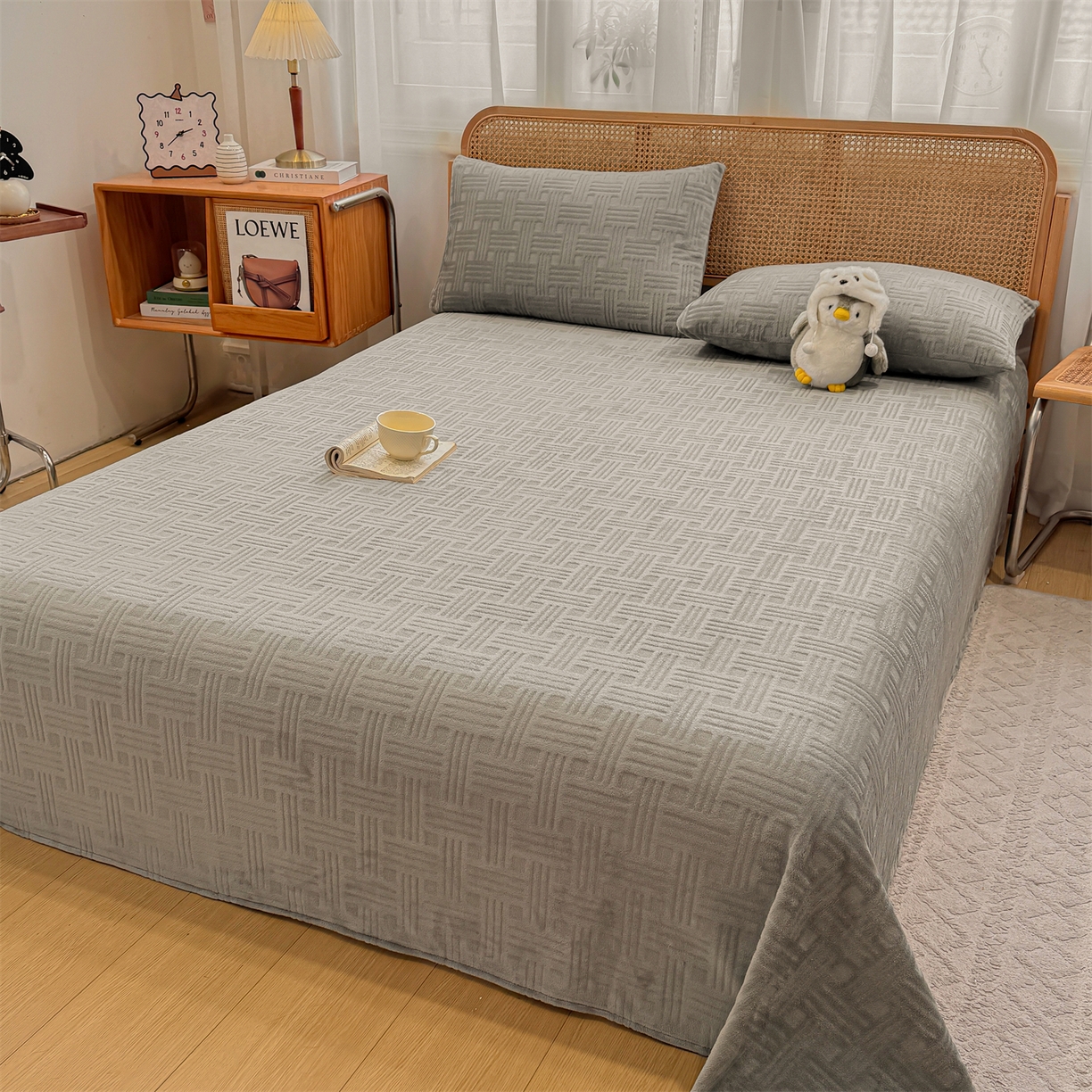 91家纺网 家纺一手货源 找家纺 灰鲸 2025新款纯色雕花牛奶绒床单单品床单床单单件 糖果格-绅士灰