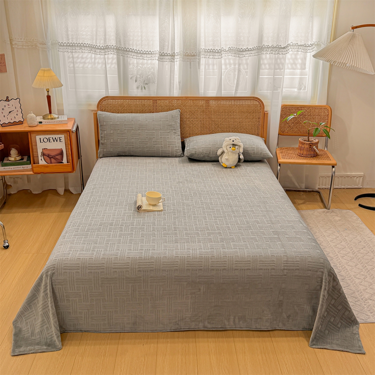 91家纺网 家纺一手货源 找家纺 灰鲸 2025新款纯色雕花牛奶绒床单单品床单床单单件 糖果格-绅士灰