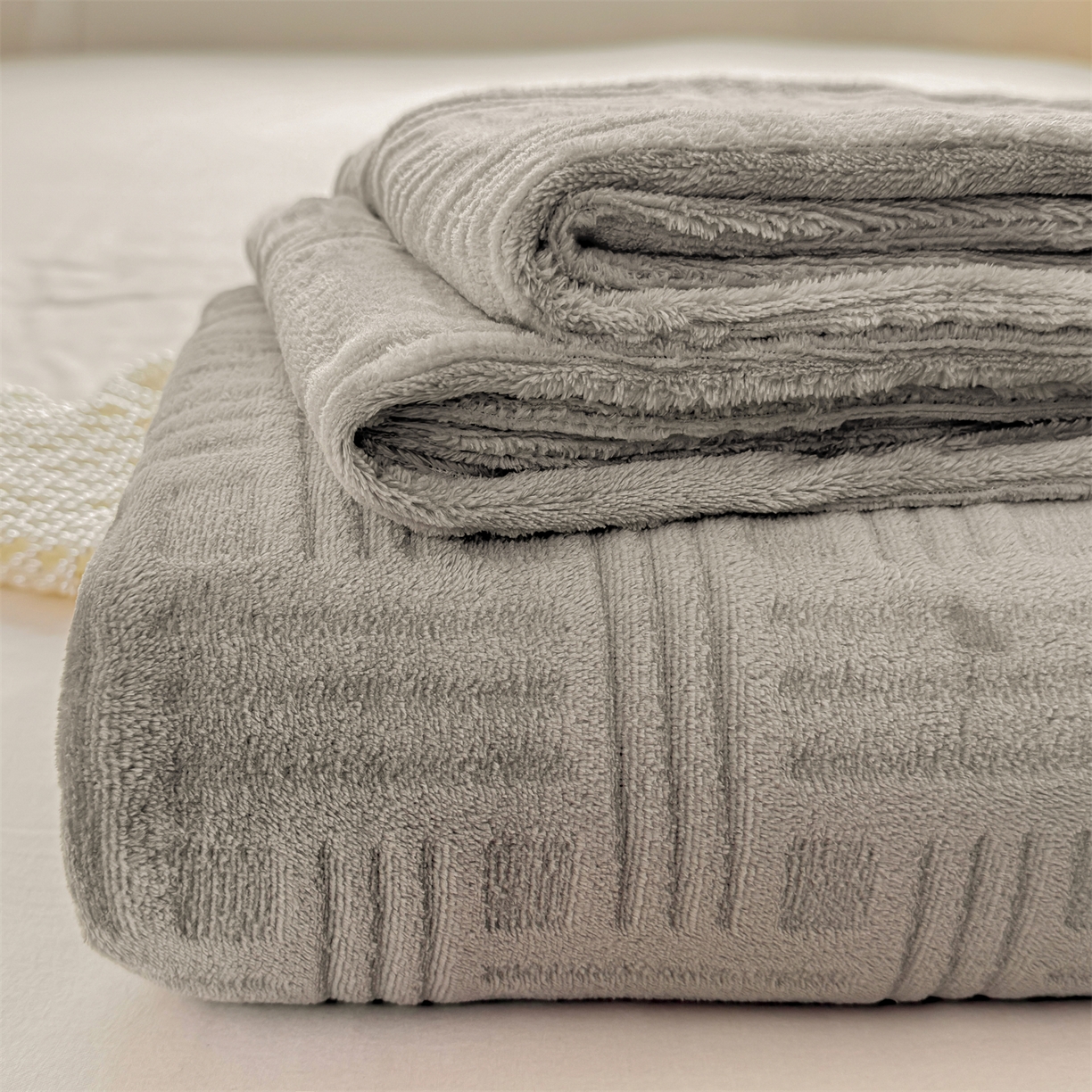 91家纺网 家纺一手货源 找家纺 灰鲸 2025新款纯色雕花牛奶绒床单单品床单床单单件 糖果格-绅士灰