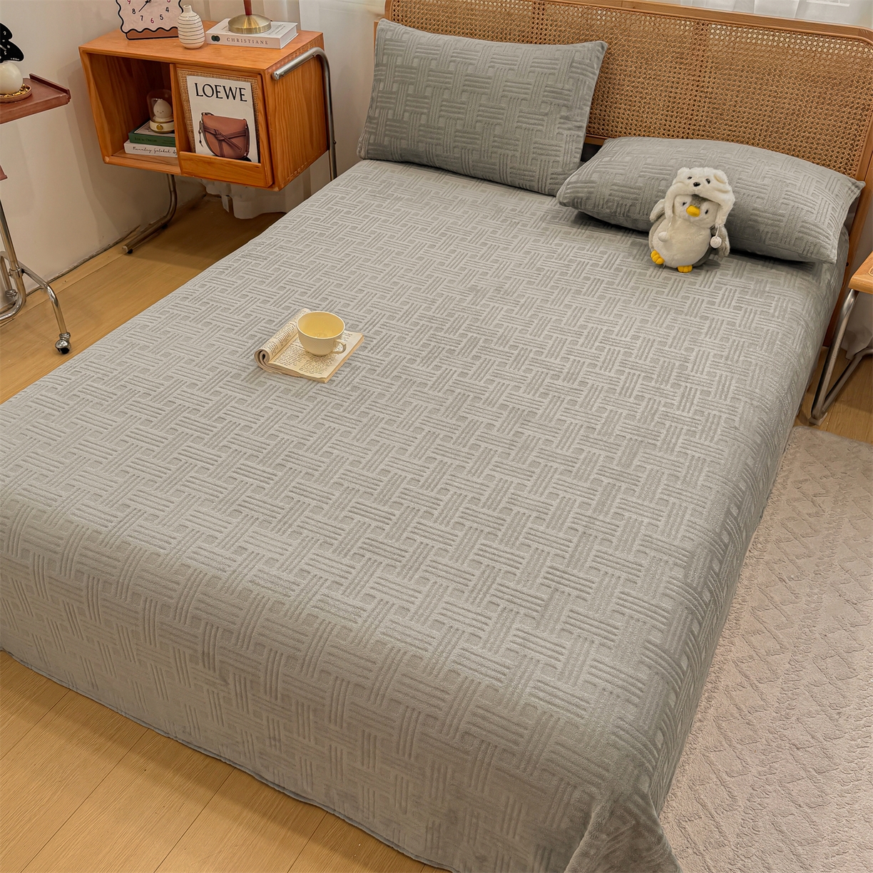 91家纺网 家纺一手货源 找家纺 灰鲸 2025新款纯色雕花牛奶绒床单单品床单床单单件 糖果格-绅士灰