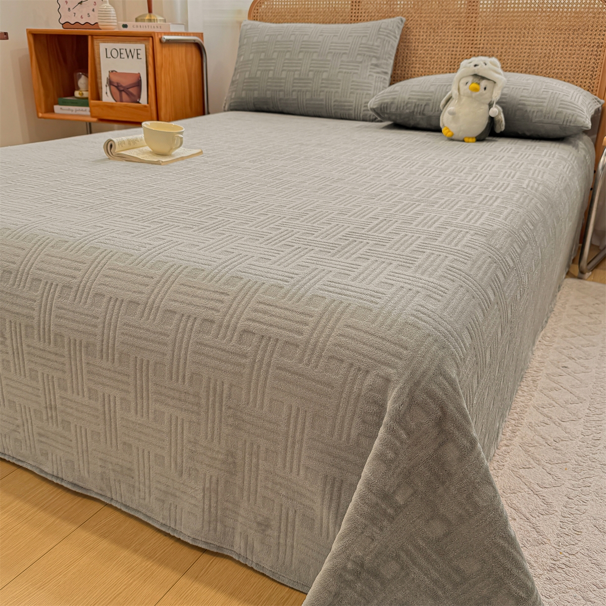 91家纺网 家纺一手货源 找家纺 灰鲸 2025新款纯色雕花牛奶绒床单单品床单床单单件 糖果格-绅士灰