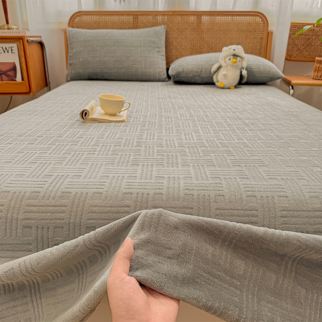 91家纺网 家纺一手货源 找家纺 灰鲸 2025新款纯色雕花牛奶绒床单单品床单床单单件 糖果格-绅士灰