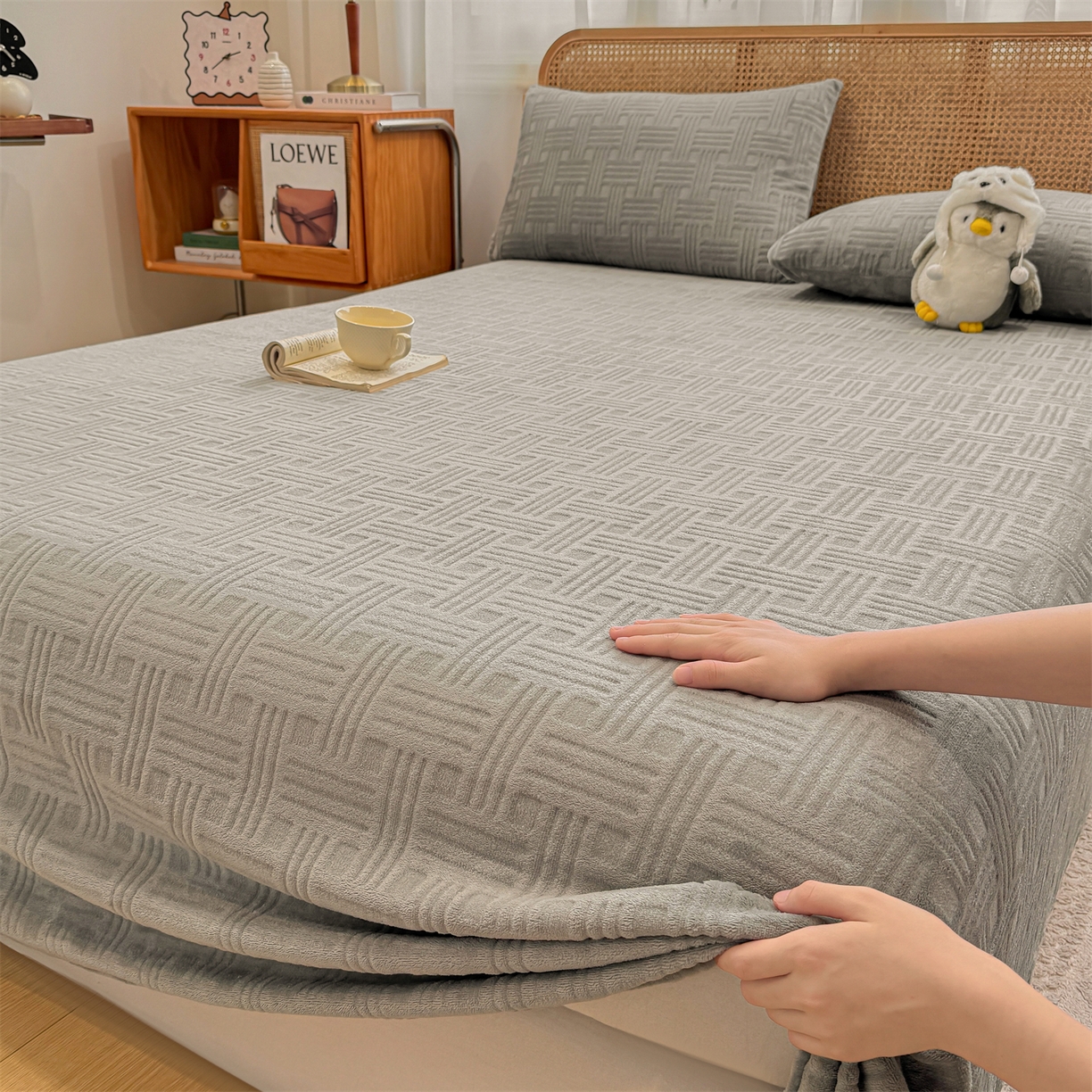 91家纺网 家纺一手货源 找家纺 灰鲸 2025新款纯色雕花牛奶绒床单单品床单床单单件 糖果格-绅士灰