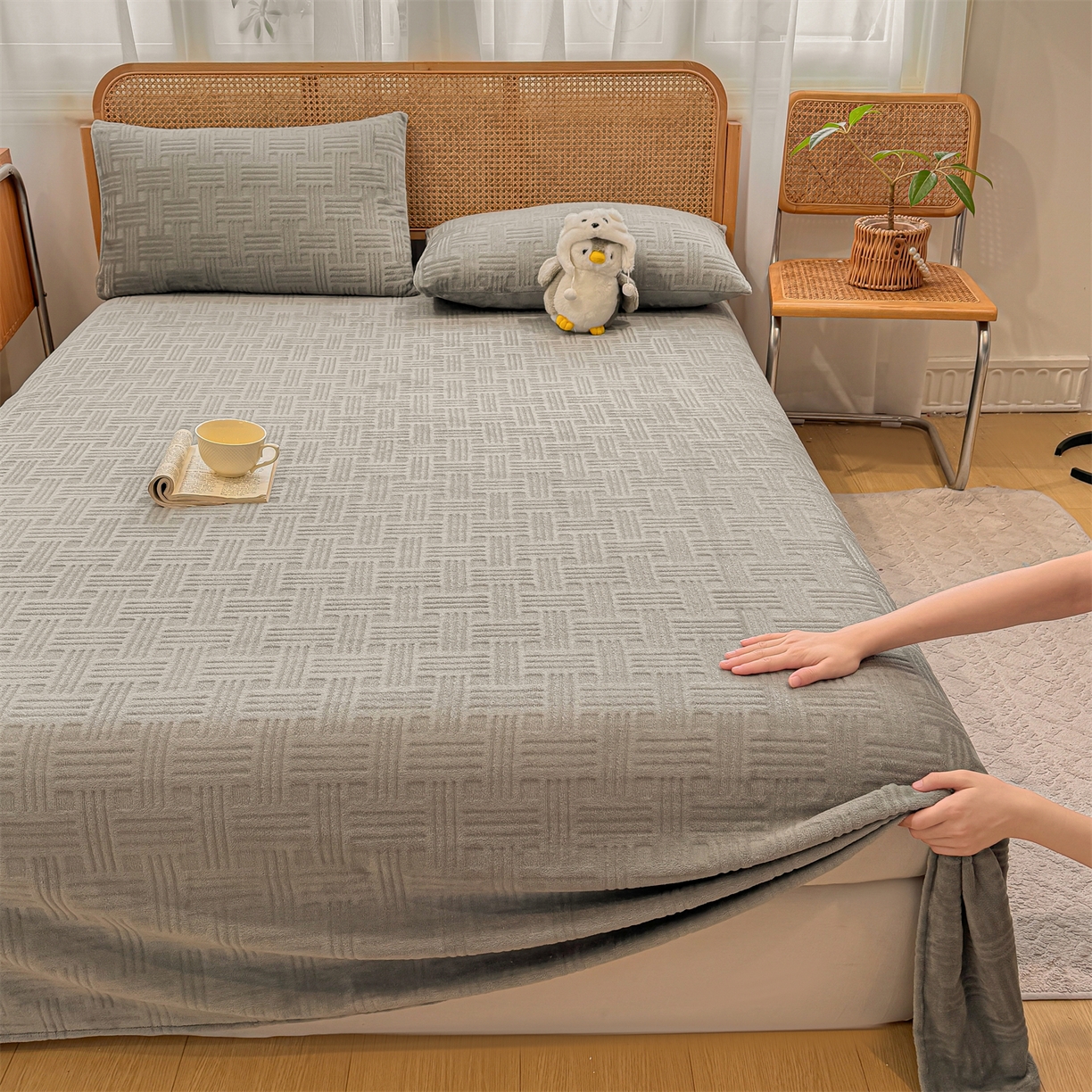 91家纺网 家纺一手货源 找家纺 灰鲸 2025新款纯色雕花牛奶绒床单单品床单床单单件 糖果格-绅士灰