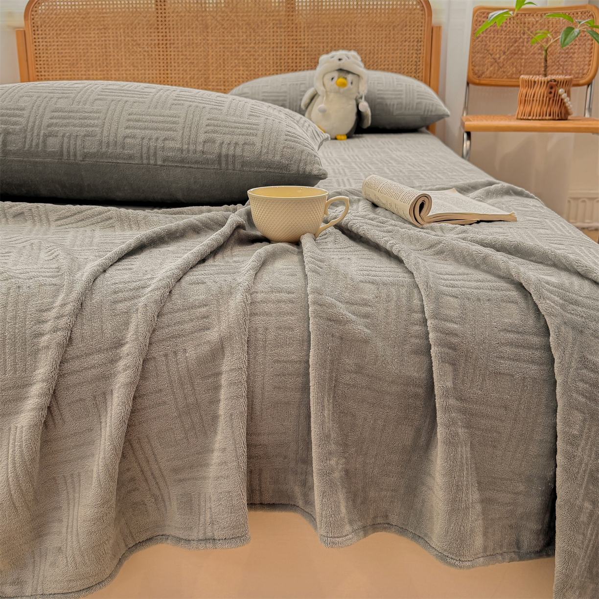 91家纺网 家纺一手货源 找家纺 灰鲸 2025新款纯色雕花牛奶绒床单单品床单床单单件 糖果格-绅士灰