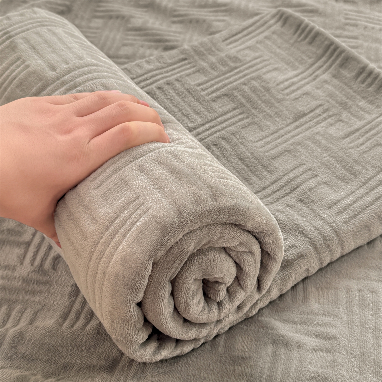 91家纺网 家纺一手货源 找家纺 灰鲸 2025新款纯色雕花牛奶绒床单单品床单床单单件 糖果格-绅士灰