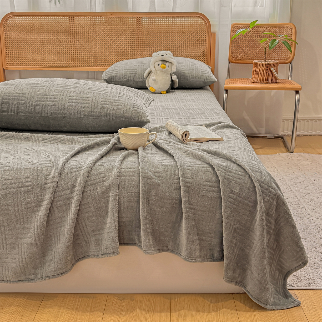 91家纺网 家纺一手货源 找家纺 灰鲸 2025新款纯色雕花牛奶绒床单单品床单床单单件 糖果格-绅士灰