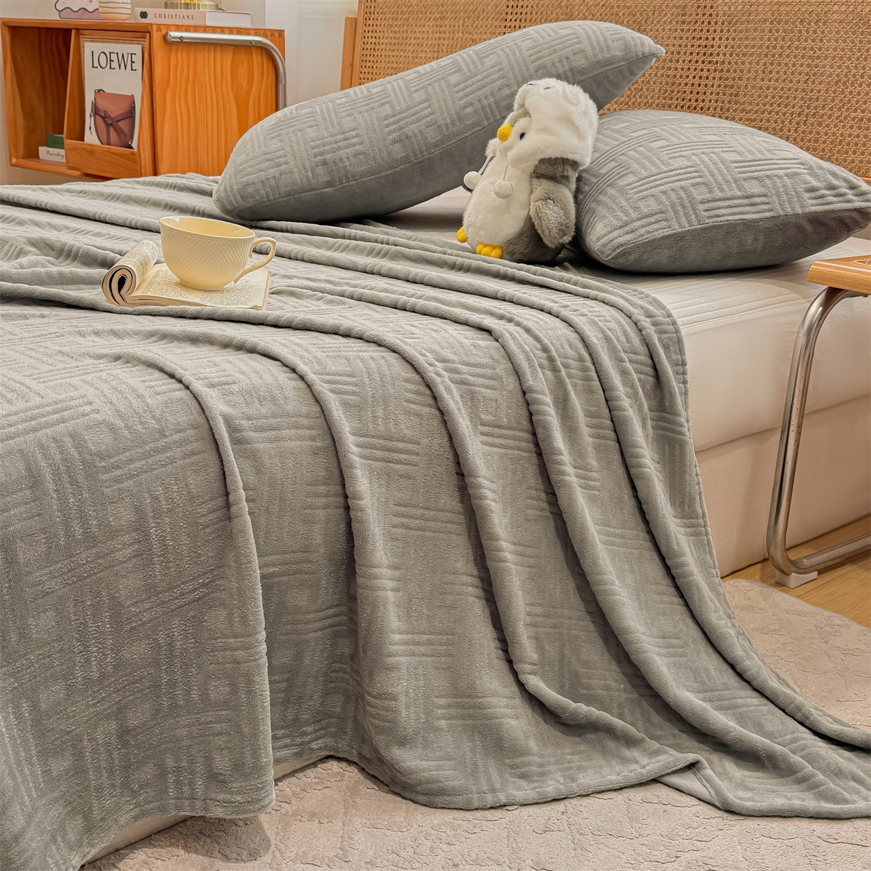 91家纺网 家纺一手货源 找家纺 灰鲸 2025新款纯色雕花牛奶绒床单单品床单床单单件 糖果格-绅士灰