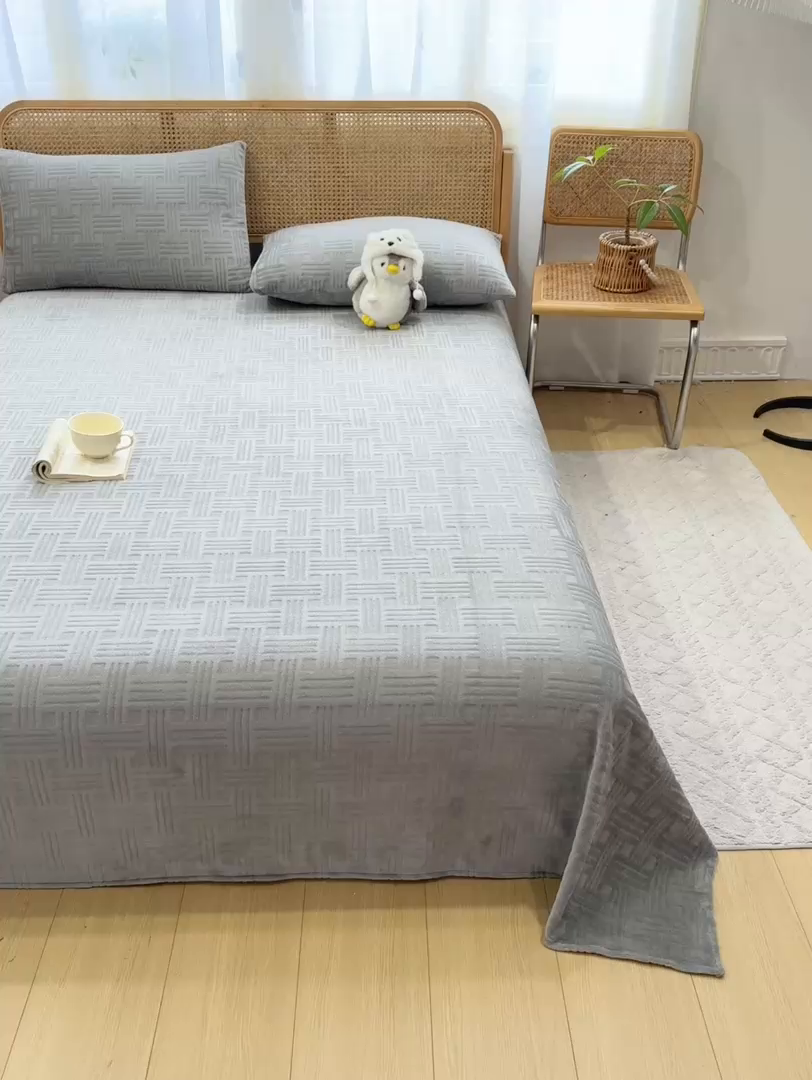 91家纺网 家纺一手货源 找家纺 灰鲸 2025新款纯色雕花牛奶绒床单单品床单床单单件 糖果格-绅士灰