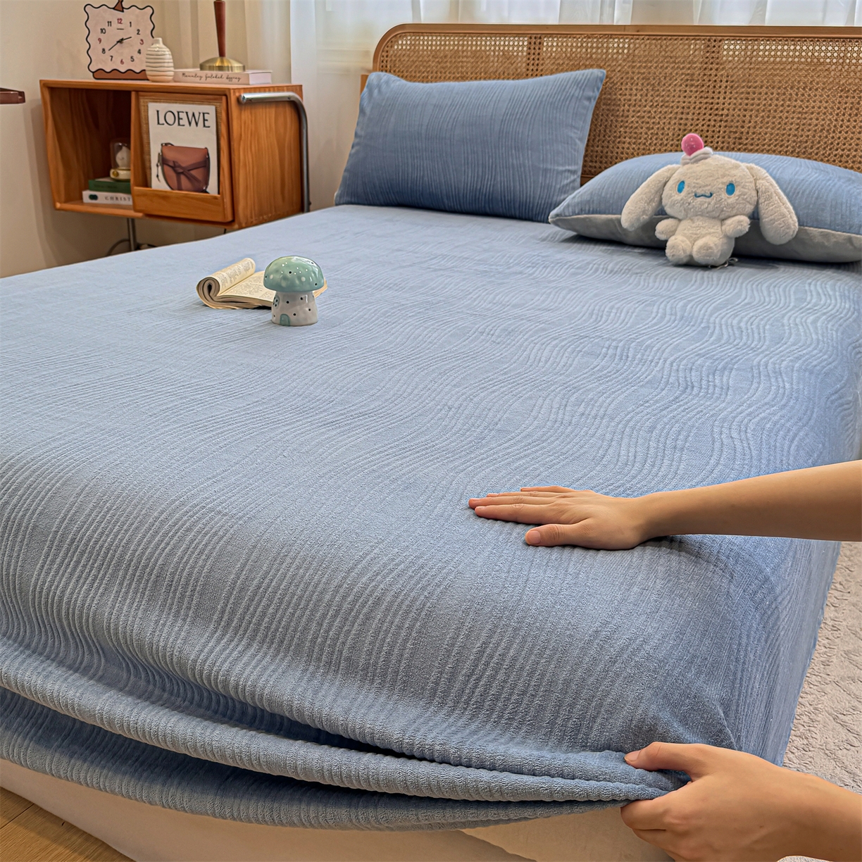91家纺网 家纺一手货源 找家纺 灰鲸 2025新款纯色雕花牛奶绒床单单品床单床单单件 温妮-宾利蓝