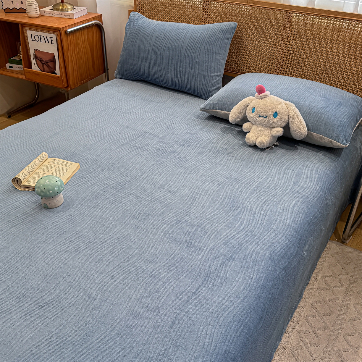 91家纺网 家纺一手货源 找家纺 灰鲸 2025新款纯色雕花牛奶绒床单单品床单床单单件 温妮-宾利蓝