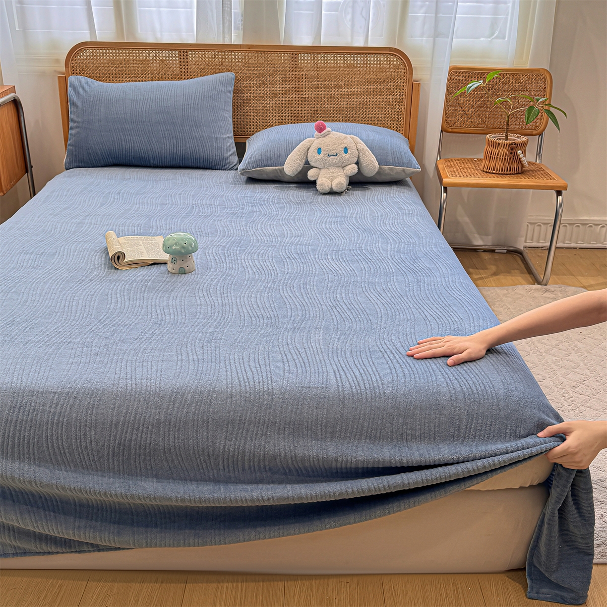 91家纺网 家纺一手货源 找家纺 灰鲸 2025新款纯色雕花牛奶绒床单单品床单床单单件 温妮-宾利蓝