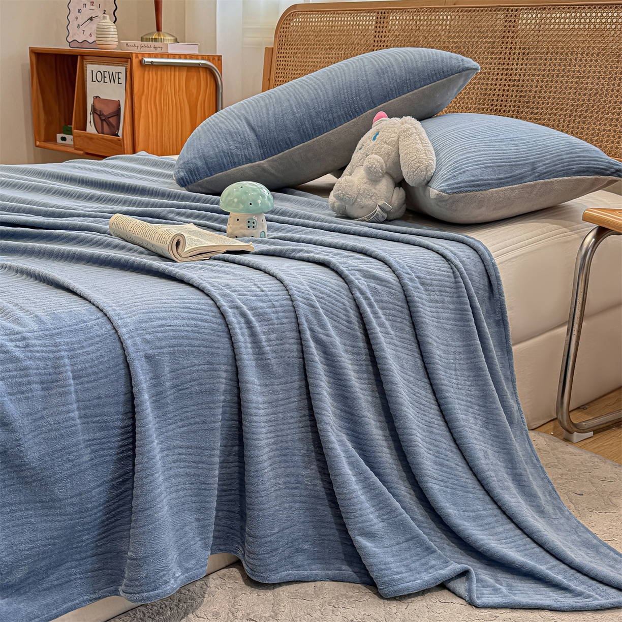 91家纺网 家纺一手货源 找家纺 灰鲸 2025新款纯色雕花牛奶绒床单单品床单床单单件 温妮-宾利蓝