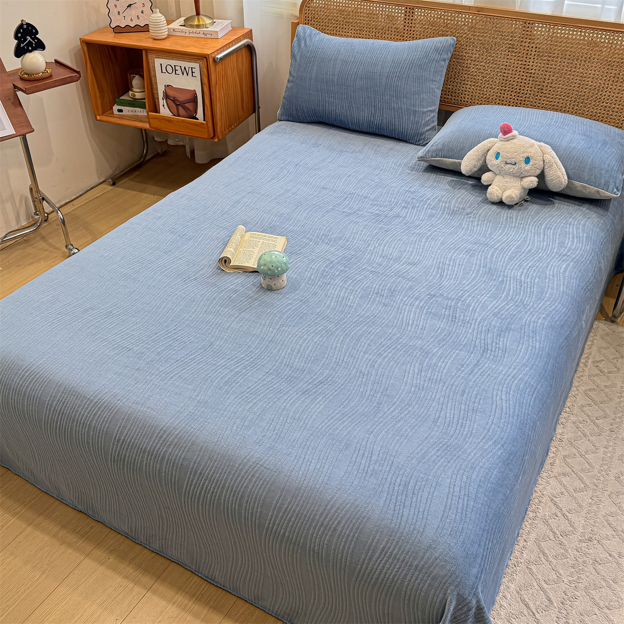 91家纺网 家纺一手货源 找家纺 灰鲸 2025新款纯色雕花牛奶绒床单单品床单床单单件 温妮-宾利蓝