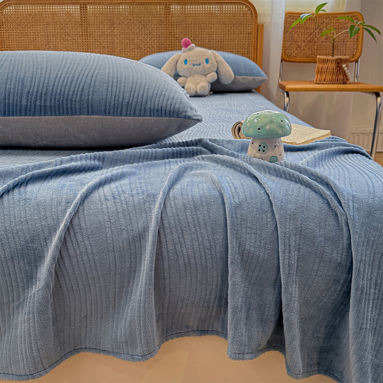 91家纺网 家纺一手货源 找家纺 灰鲸 2025新款纯色雕花牛奶绒床单单品床单床单单件 温妮-宾利蓝