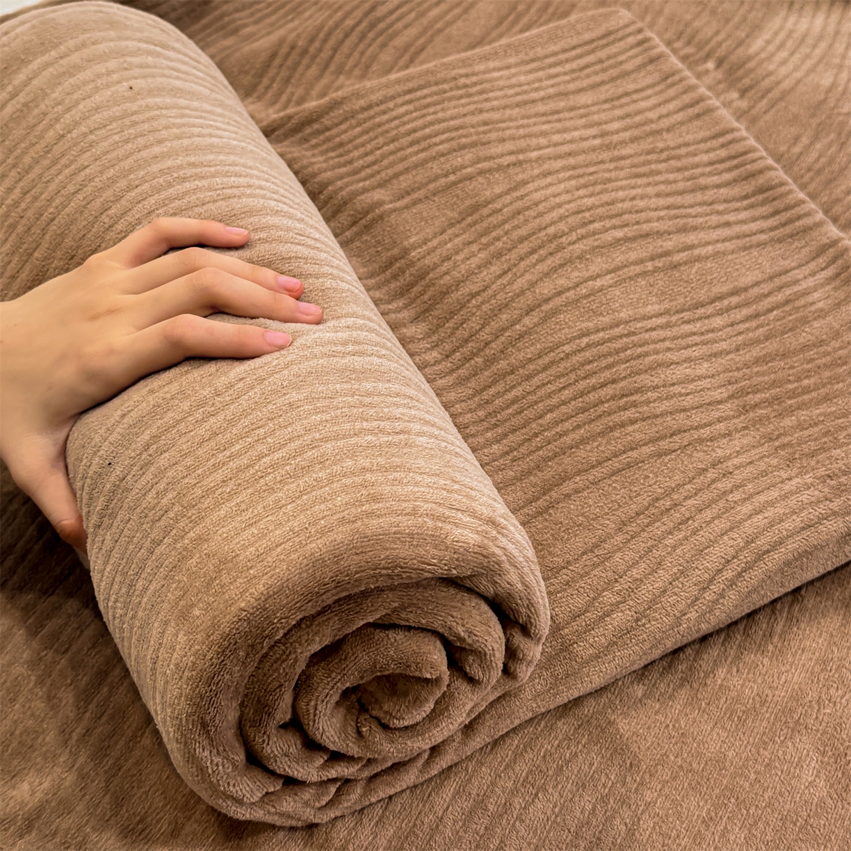 91家纺网 家纺一手货源 找家纺 灰鲸 2025新款纯色雕花牛奶绒床单单品床单床单单件 温妮-摩卡