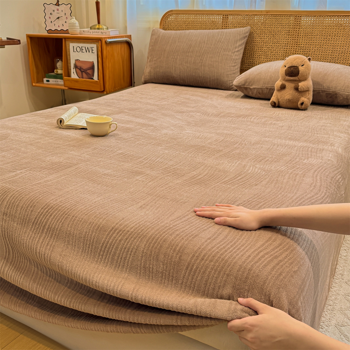 91家纺网 家纺一手货源 找家纺 灰鲸 2025新款纯色雕花牛奶绒床单单品床单床单单件 温妮-摩卡