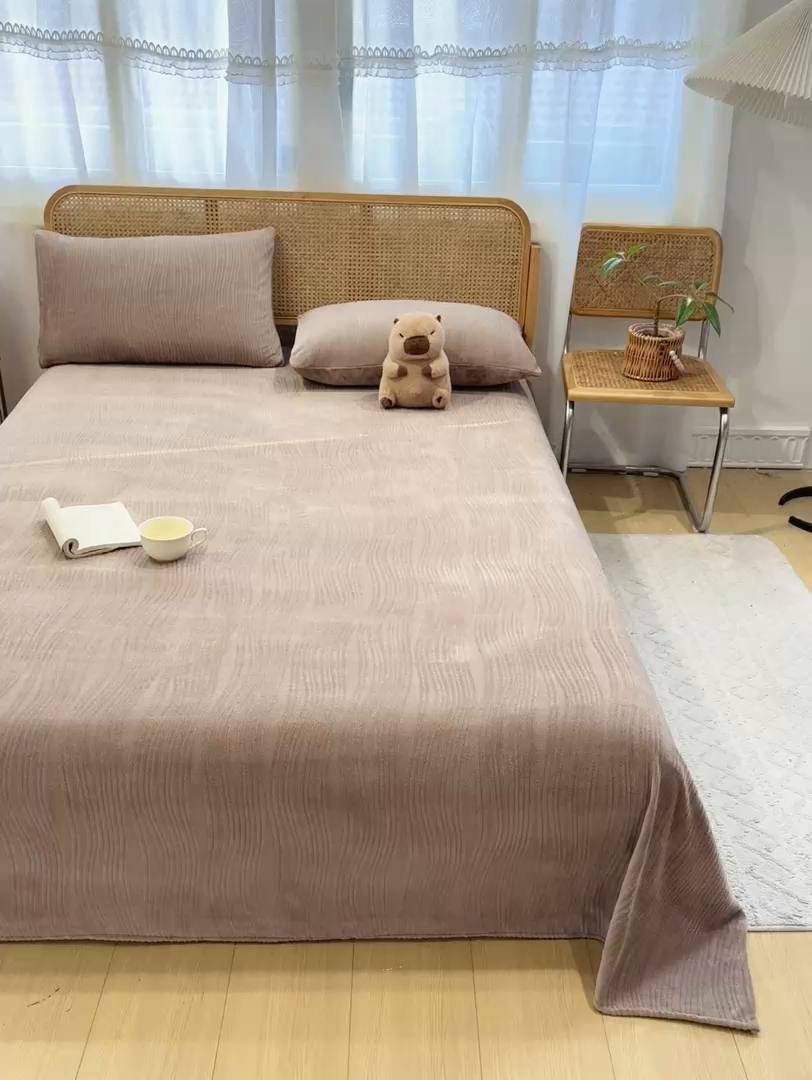 91家纺网 家纺一手货源 找家纺 灰鲸 2025新款纯色雕花牛奶绒床单单品床单床单单件 温妮-摩卡