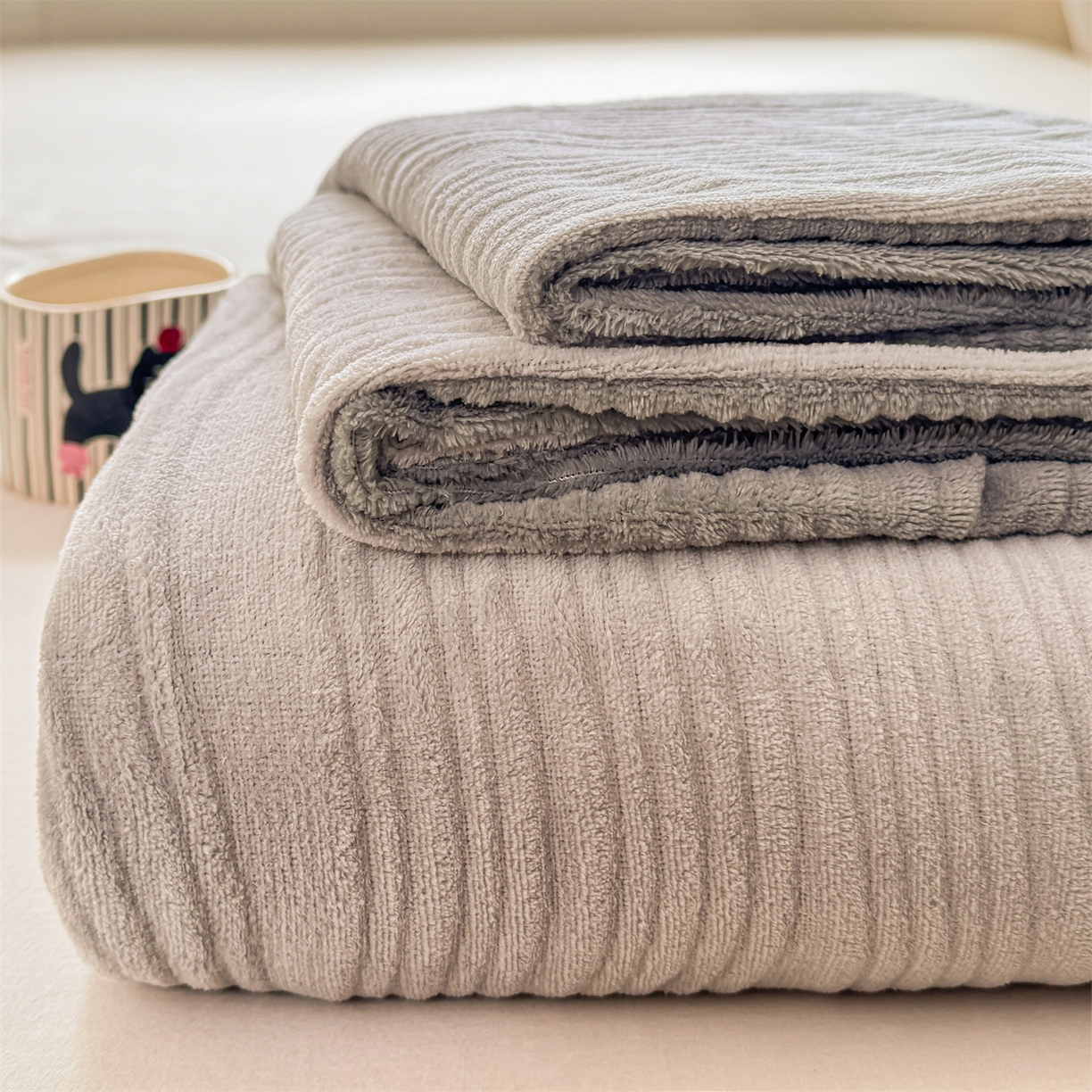 91家纺网 家纺一手货源 找家纺 灰鲸 2025新款纯色雕花牛奶绒床单单品床单床单单件 温妮-纳多灰