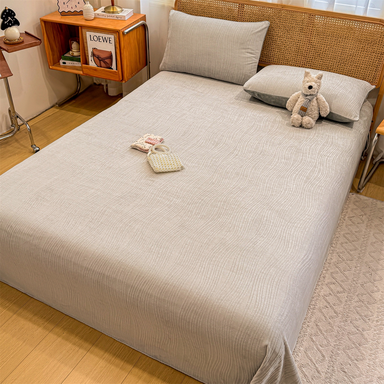 91家纺网 家纺一手货源 找家纺 灰鲸 2025新款纯色雕花牛奶绒床单单品床单床单单件 温妮-纳多灰