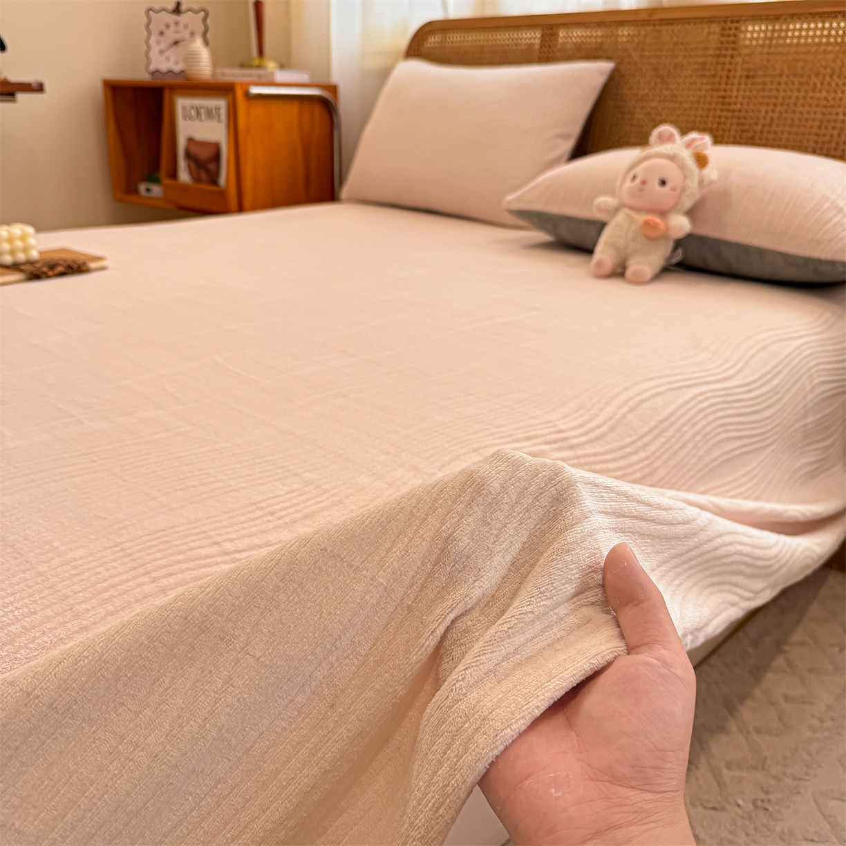 灰鲸 2025新款纯色雕花牛奶绒床单单品床单床单单件 温妮-奶茶