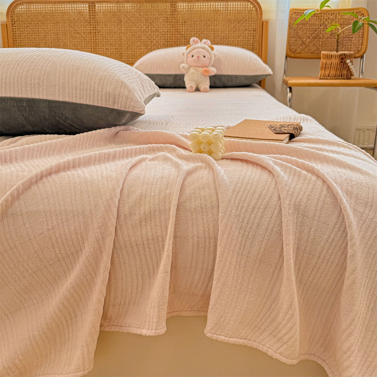 91家纺网 家纺一手货源 找家纺 灰鲸 2025新款纯色雕花牛奶绒床单单品床单床单单件 温妮-奶茶