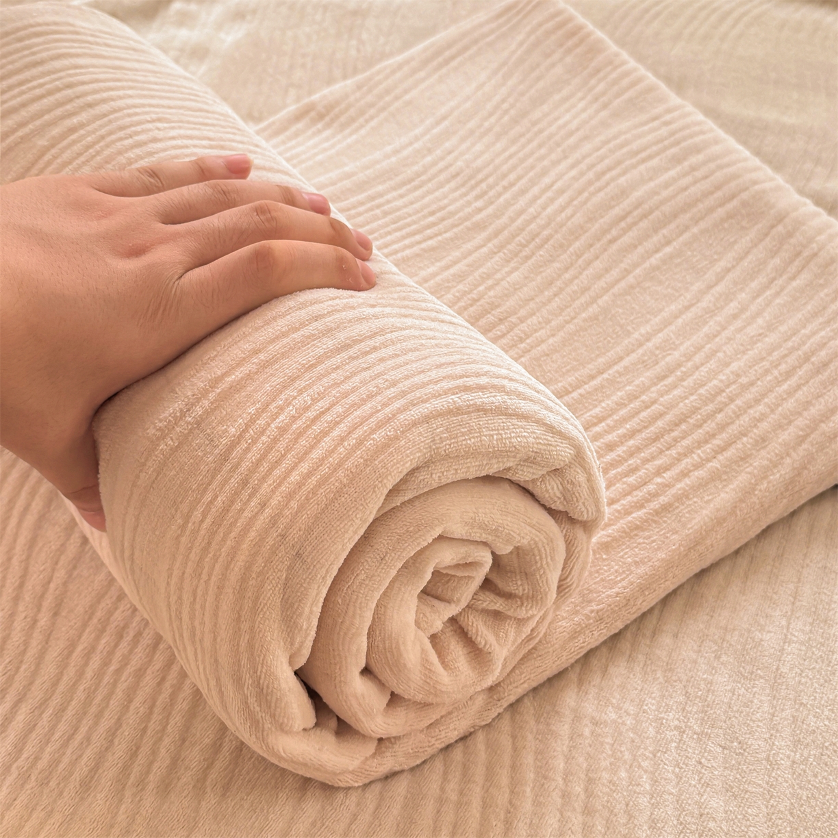 91家纺网 家纺一手货源 找家纺 灰鲸 2025新款纯色雕花牛奶绒床单单品床单床单单件 温妮-奶茶