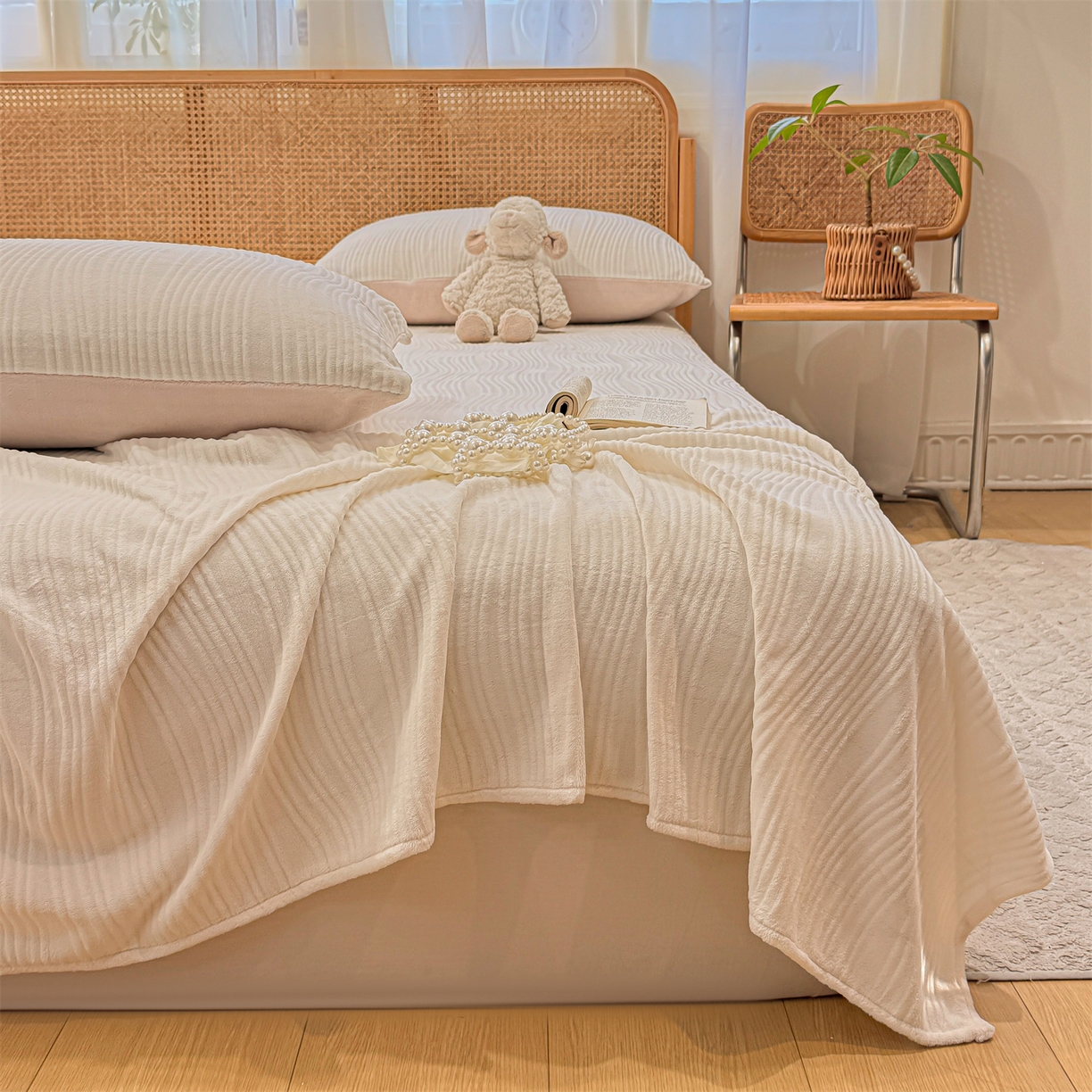 91家纺网 家纺一手货源 找家纺 灰鲸 2025新款纯色雕花牛奶绒床单单品床单床单单件 温妮-奶昔白