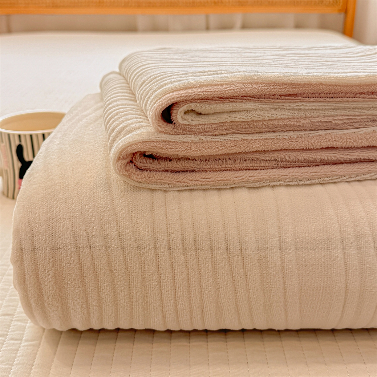 91家纺网 家纺一手货源 找家纺 灰鲸 2025新款纯色雕花牛奶绒床单单品床单床单单件 温妮-奶昔白