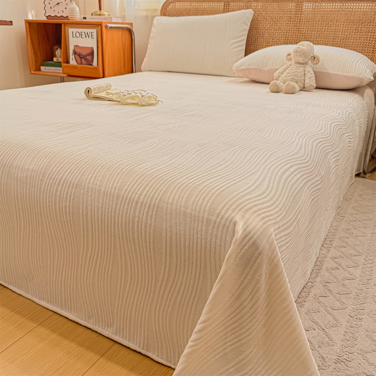 91家纺网 家纺一手货源 找家纺 灰鲸 2025新款纯色雕花牛奶绒床单单品床单床单单件 温妮-奶昔白