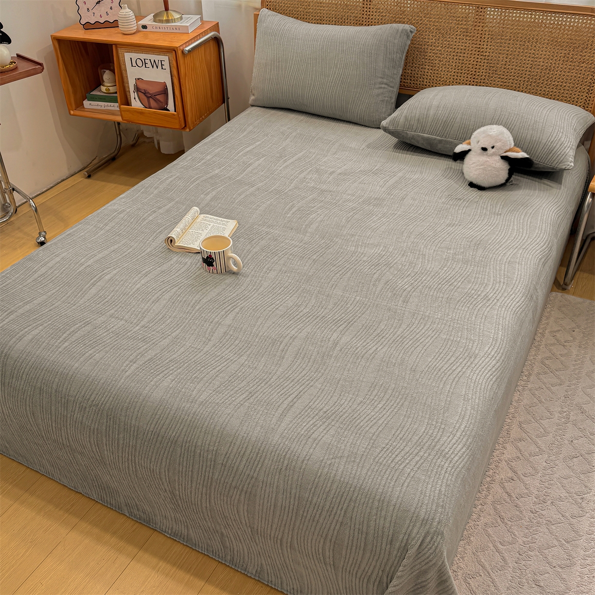 91家纺网 家纺一手货源 找家纺 灰鲸 2025新款纯色雕花牛奶绒床单单品床单床单单件 温妮-绅士灰