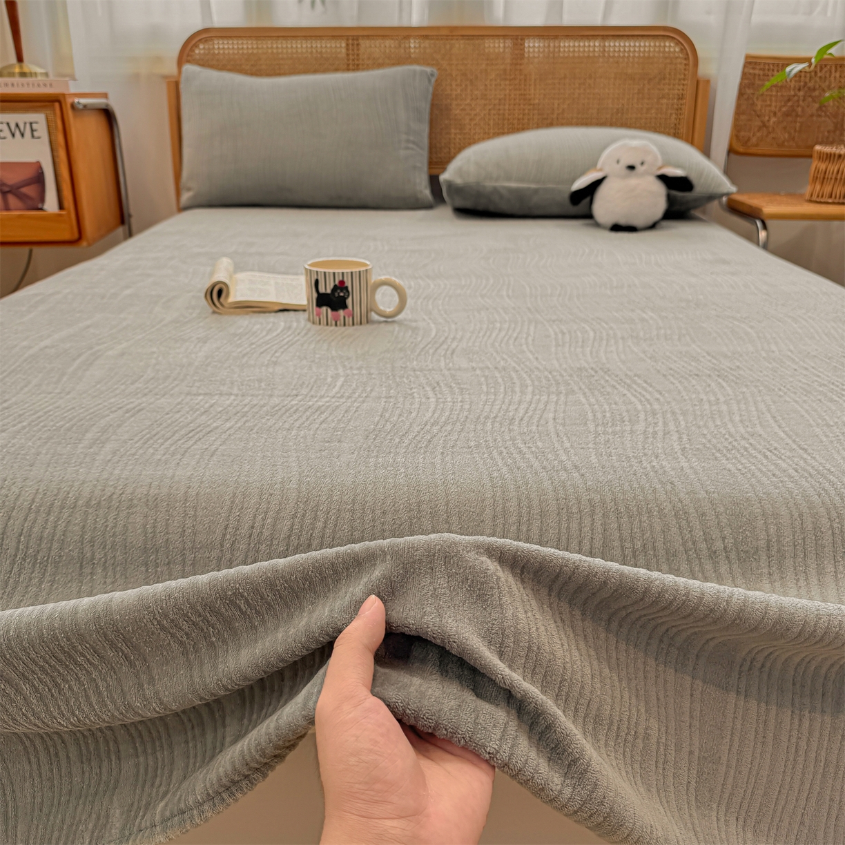 91家纺网 家纺一手货源 找家纺 灰鲸 2025新款纯色雕花牛奶绒床单单品床单床单单件 温妮-绅士灰